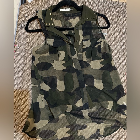 Sleeveless Hi-Lo Camo button down blouse - Picture 2 of 4